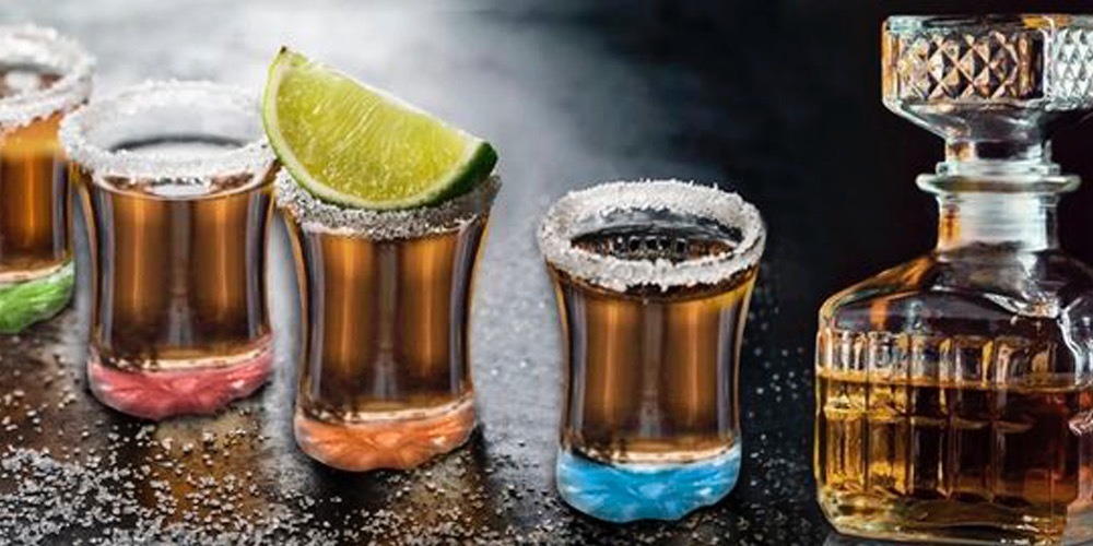 SET DE 4 TEQUILEROS CON FONDO DE COLOR